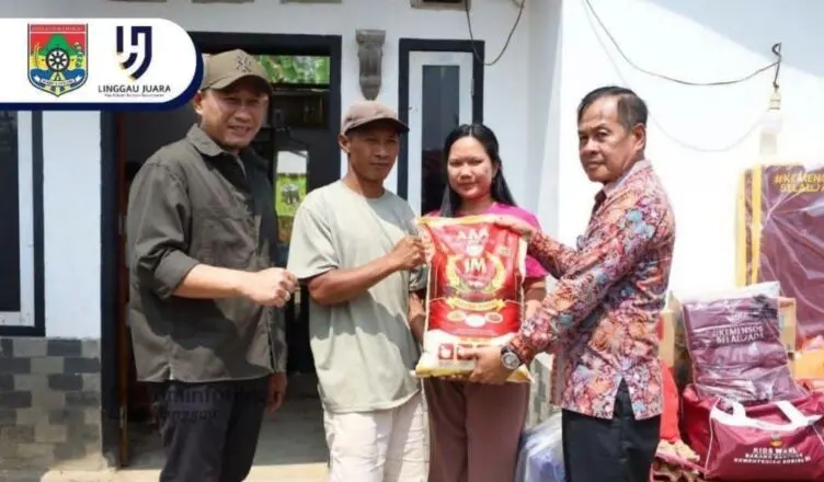 Wali Kota Serahkan Bantuan kepada Korban Angin Puting Beliung